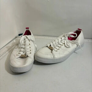 Guess women’s white lace up running tennis shoes in size  10